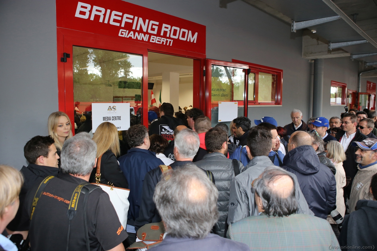 Mass in memory of Roland Ratzenberger and Ayrton Senna celebrated by Priest
Sergio Mantovani, the chaplain of the drivers