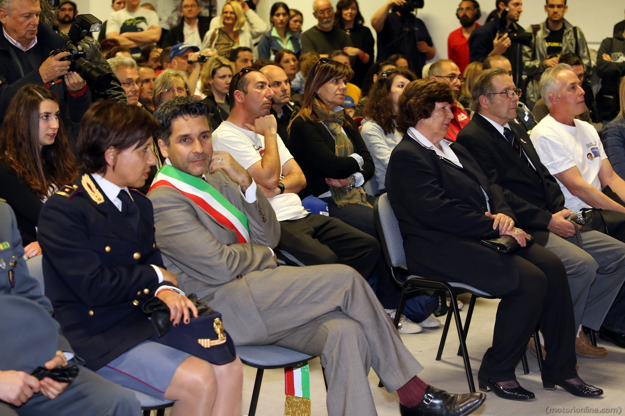 Mass in memory of Roland Ratzenberger and Ayrton Senna celebrated by Priest
Sergio Mantovani, the chaplain of the drivers