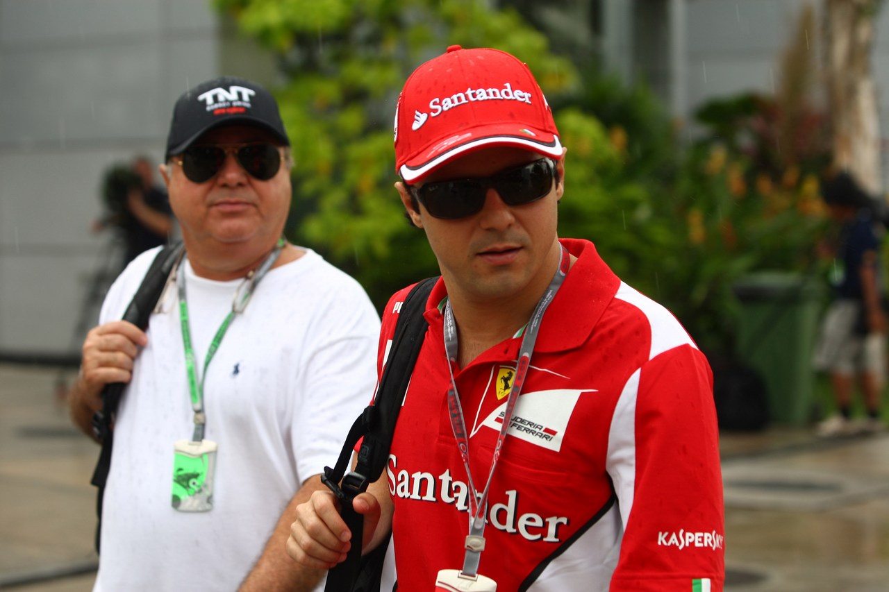 22.03.2012- Felipe Massa (BRA) Scuderia Ferrari F2012 and his father Luis Antonio Massa (BRA)