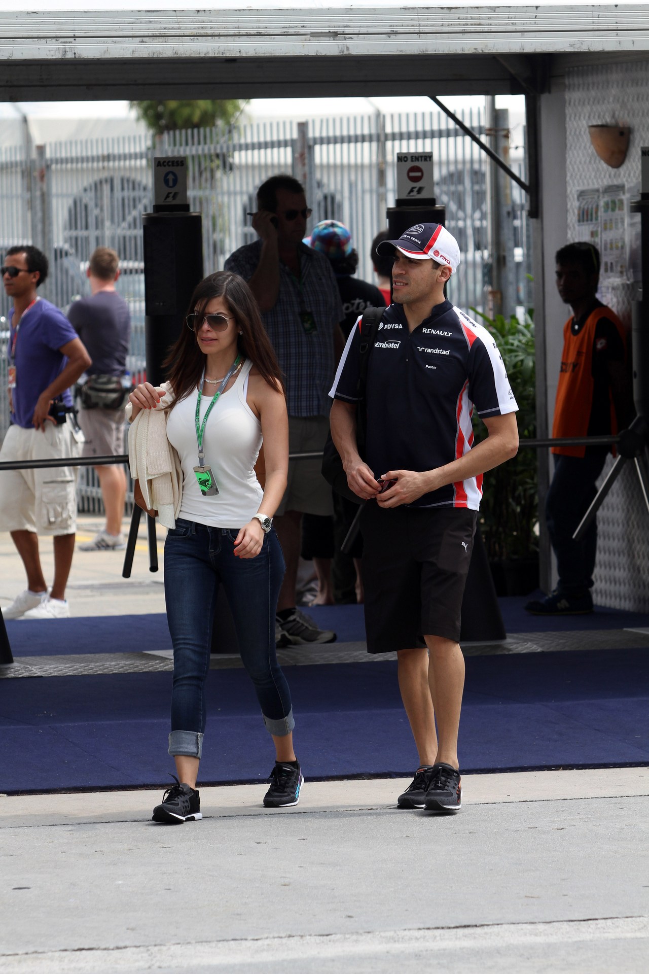 22.03.2012- Pastor Maldonado (VEN) Williams F1 Team FW34 and his girlfriend