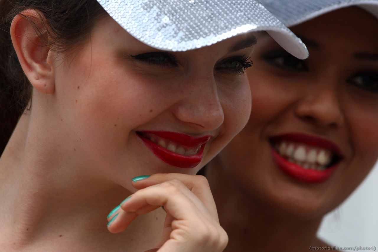 24.03.2012- Grid girls