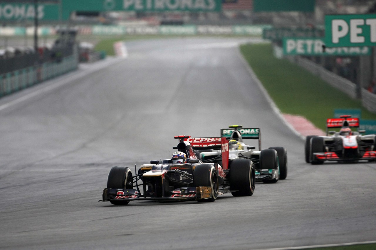25.03.2012- Race, Daniel Ricciardo (AUS) Scuderia Toro Rosso STR7 and Nico Rosberg (GER) Mercedes AMG F1 W03 