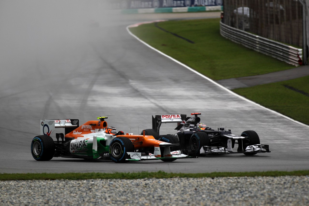 25.03.2012- Race, Nico Hulkenberg (GER) Sahara Force India F1 Team VJM05 and Pastor Maldonado (VEN) Williams F1 Team FW34 