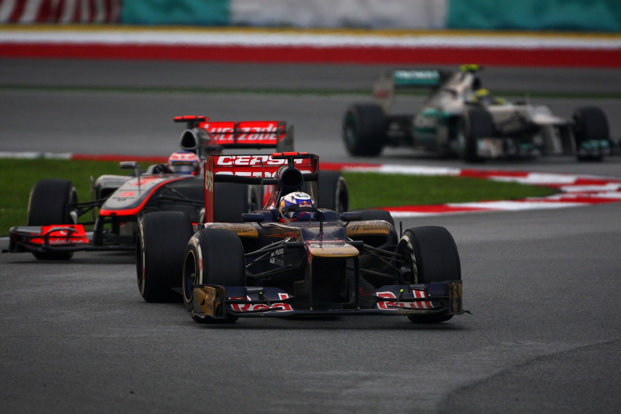25.03.2012- Race, Daniel Ricciardo (AUS) Scuderia Toro Rosso STR7 leads Jenson Button (GBR) McLaren Mercedes MP4-27 