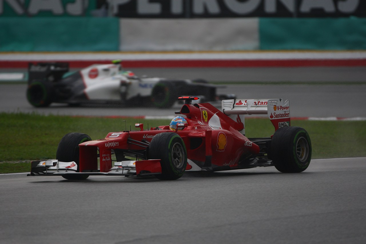 25.03.2012- Race, Fernando Alonso (ESP) Scuderia Ferrari F2012 and Sergio Pérez (MEX) Sauber F1 Team C31 