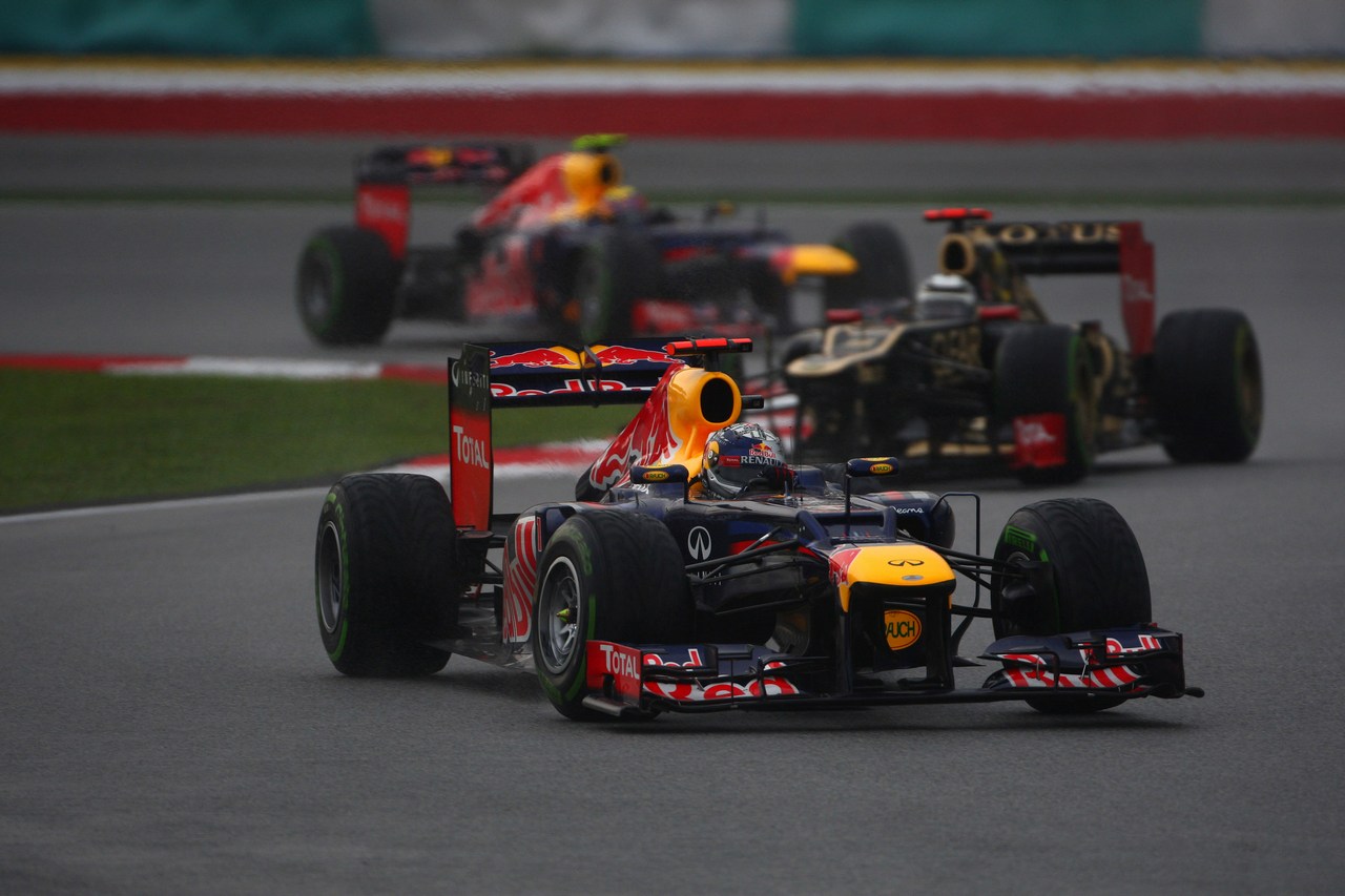 25.03.2012- Race, Sebastian Vettel (GER) Red Bull Racing RB8 leads Kimi Raikkonen (FIN) Lotus F1 Team E20 