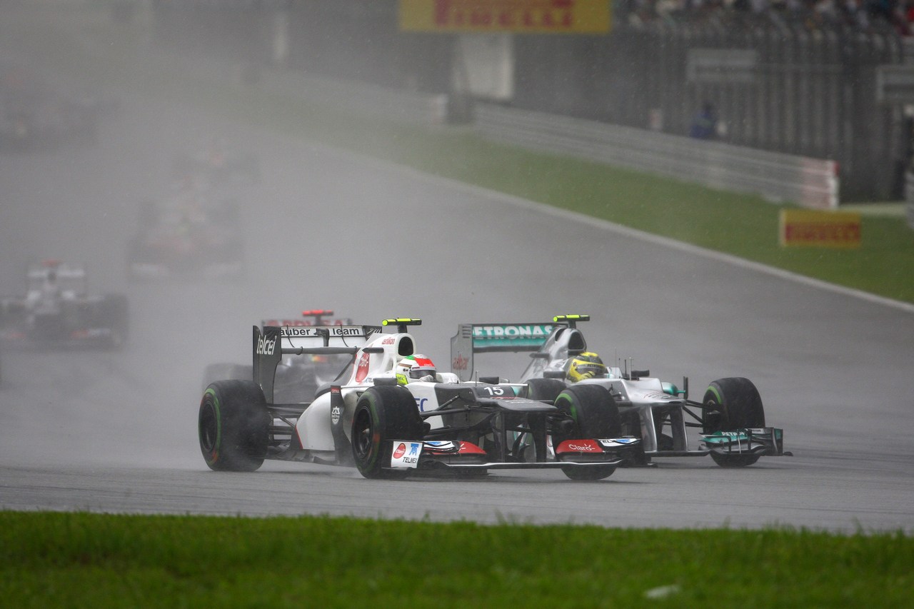 25.03.2012- Race, Sergio Pérez (MEX) Sauber F1 Team C31 and Nico Rosberg (GER) Mercedes AMG F1 W03 