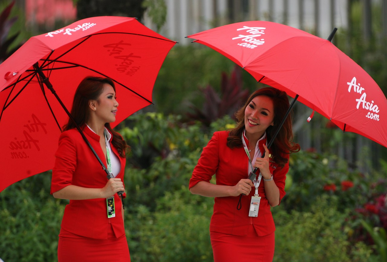 25.03.2012- Girls in the paddock 