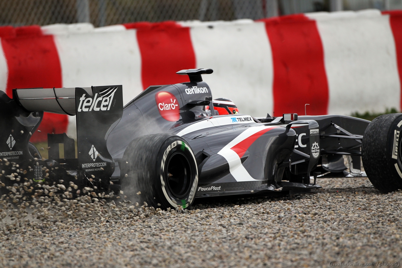Nico Hulkenberg (GER) Sauber C32 runs wide through the gravel trap.
01.03.2013. 