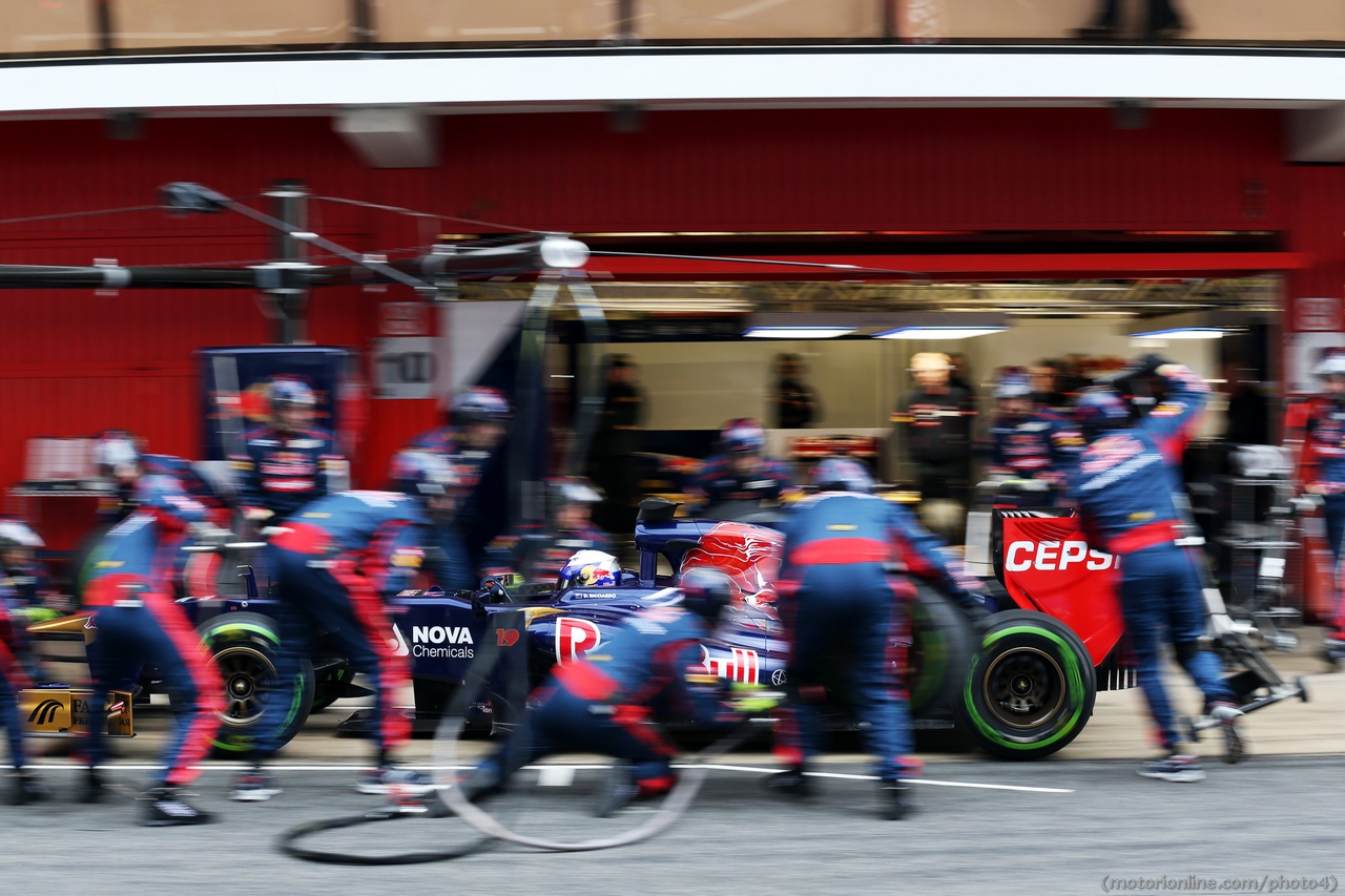 Daniel Ricciardo (AUS) Scuderia Toro Rosso STR8 practices a pit stop.
01.03.2013.