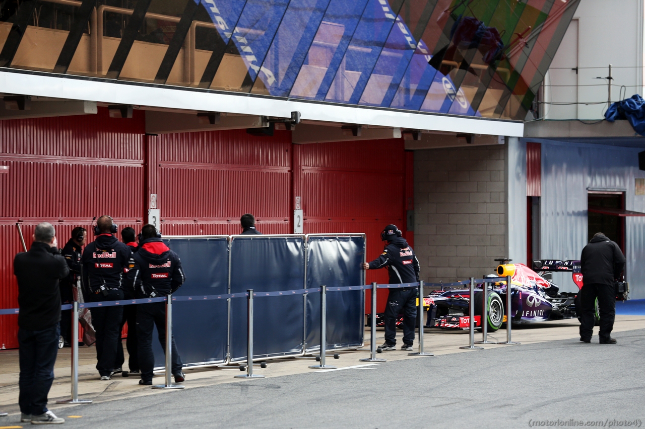 Sebastian Vettel (GER) Red Bull Racing RB9 enters the pits straight behind a blue screen.
01.03.2013.