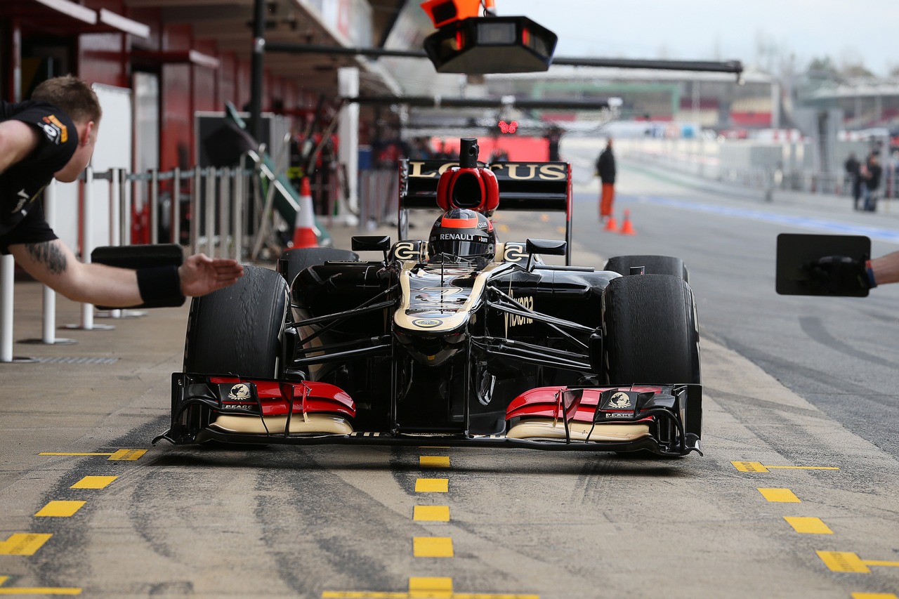 Kimi Raikkonen (FIN) Lotus F1 E21 in the pits.
