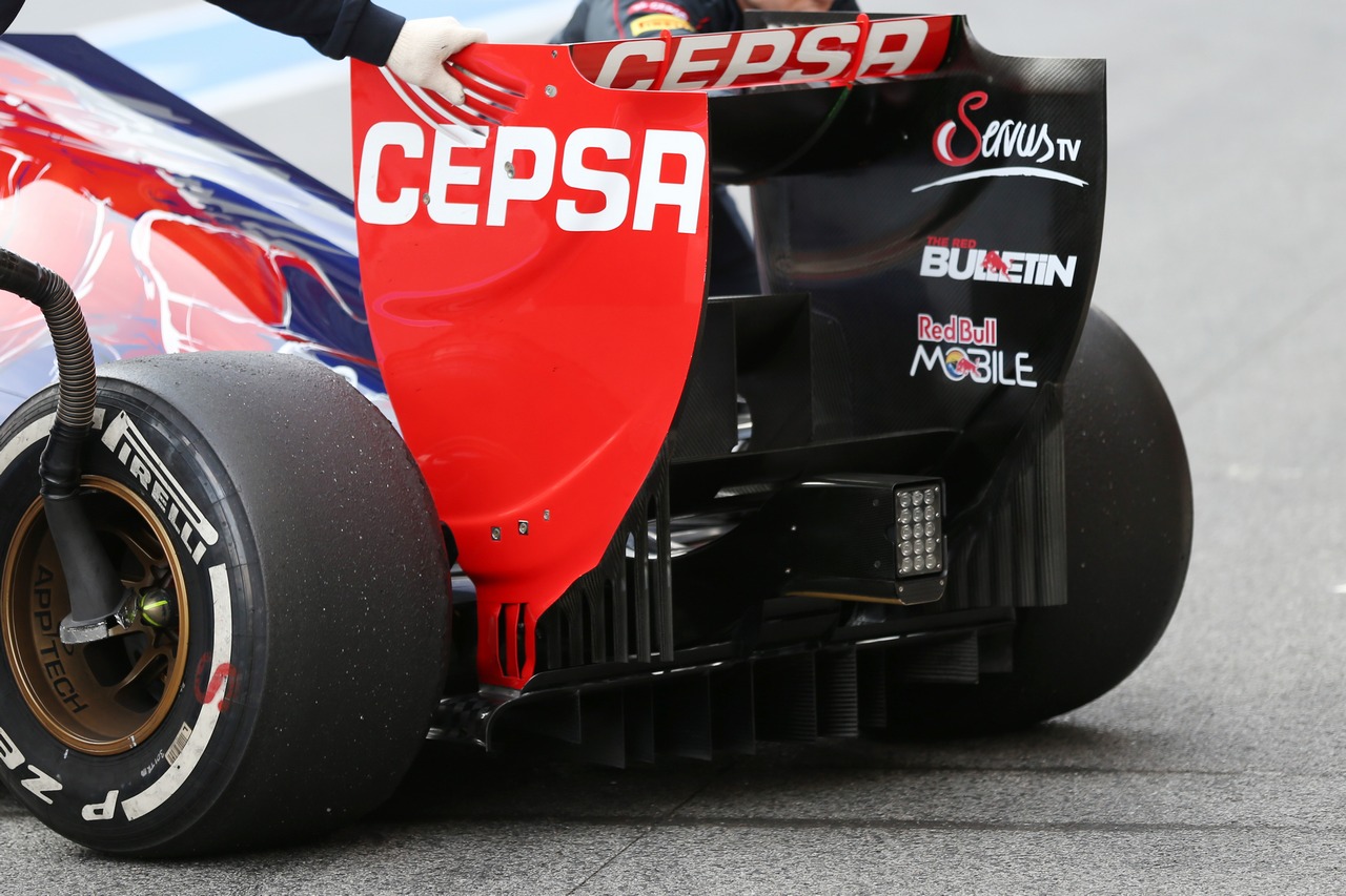 Scuderia Toro Rosso STR8 rear wing.
