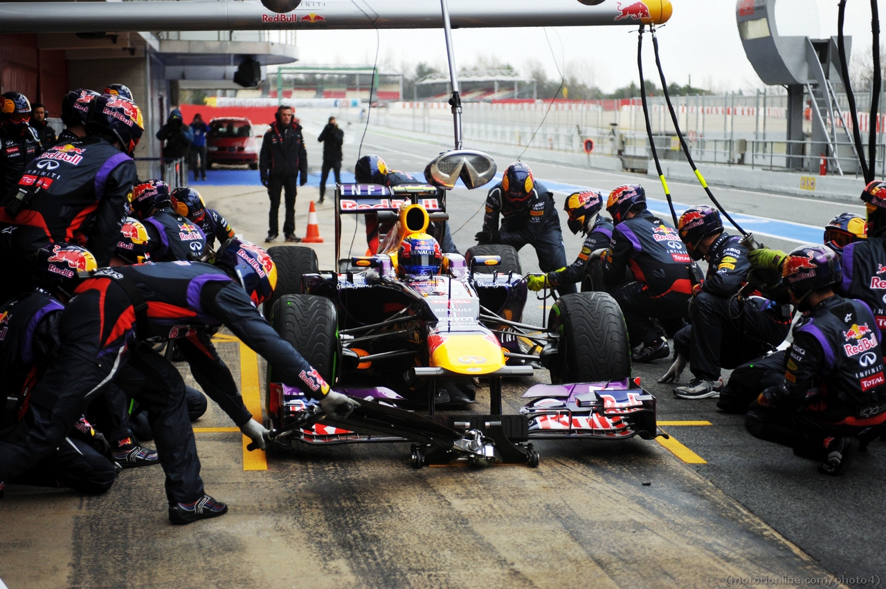 Mark Webber (AUS) Red Bull Racing RB9 practices pit stops.
22.02.2013. 