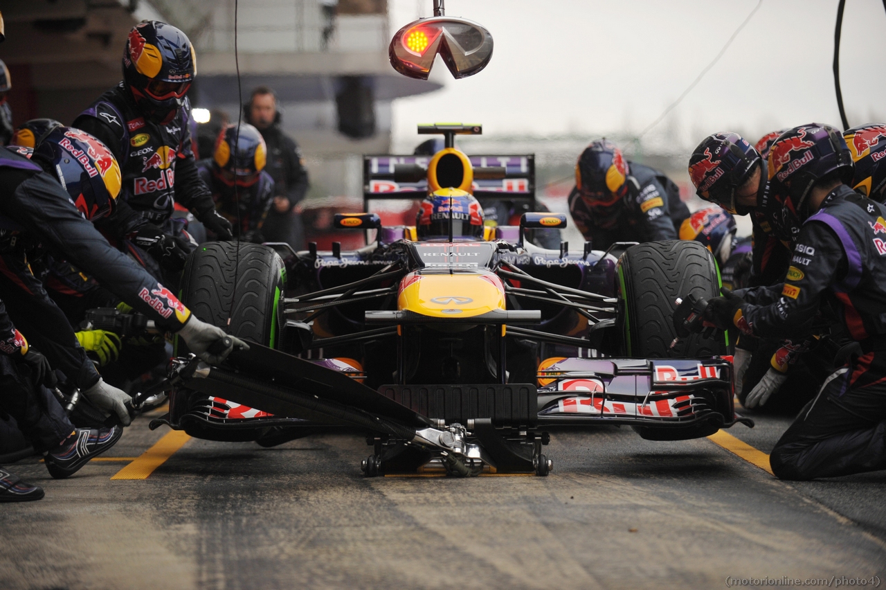Mark Webber (AUS) Red Bull Racing RB9 practices pit stops.
22.02.2013. 