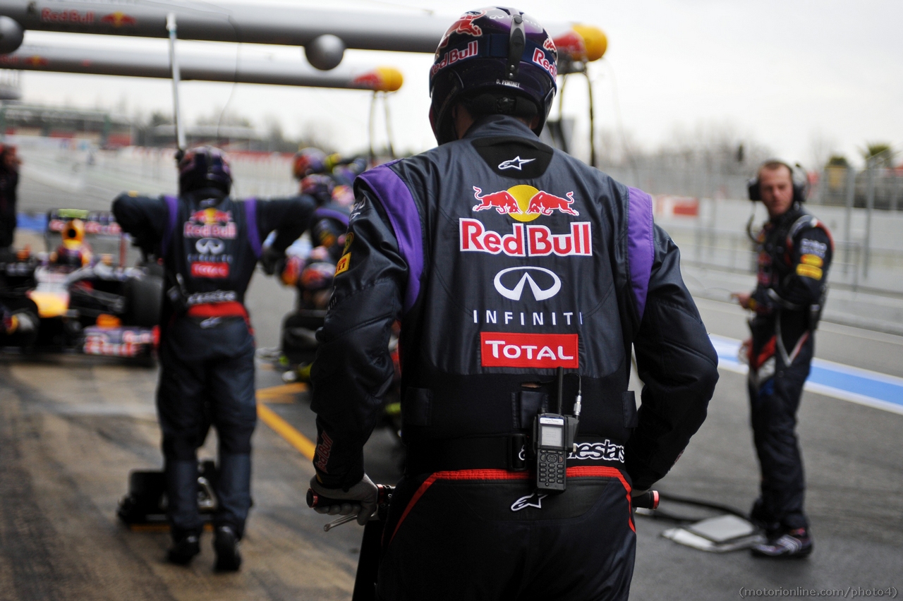 Mark Webber (AUS) Red Bull Racing RB9 practices pit stops.
22.02.2013. 