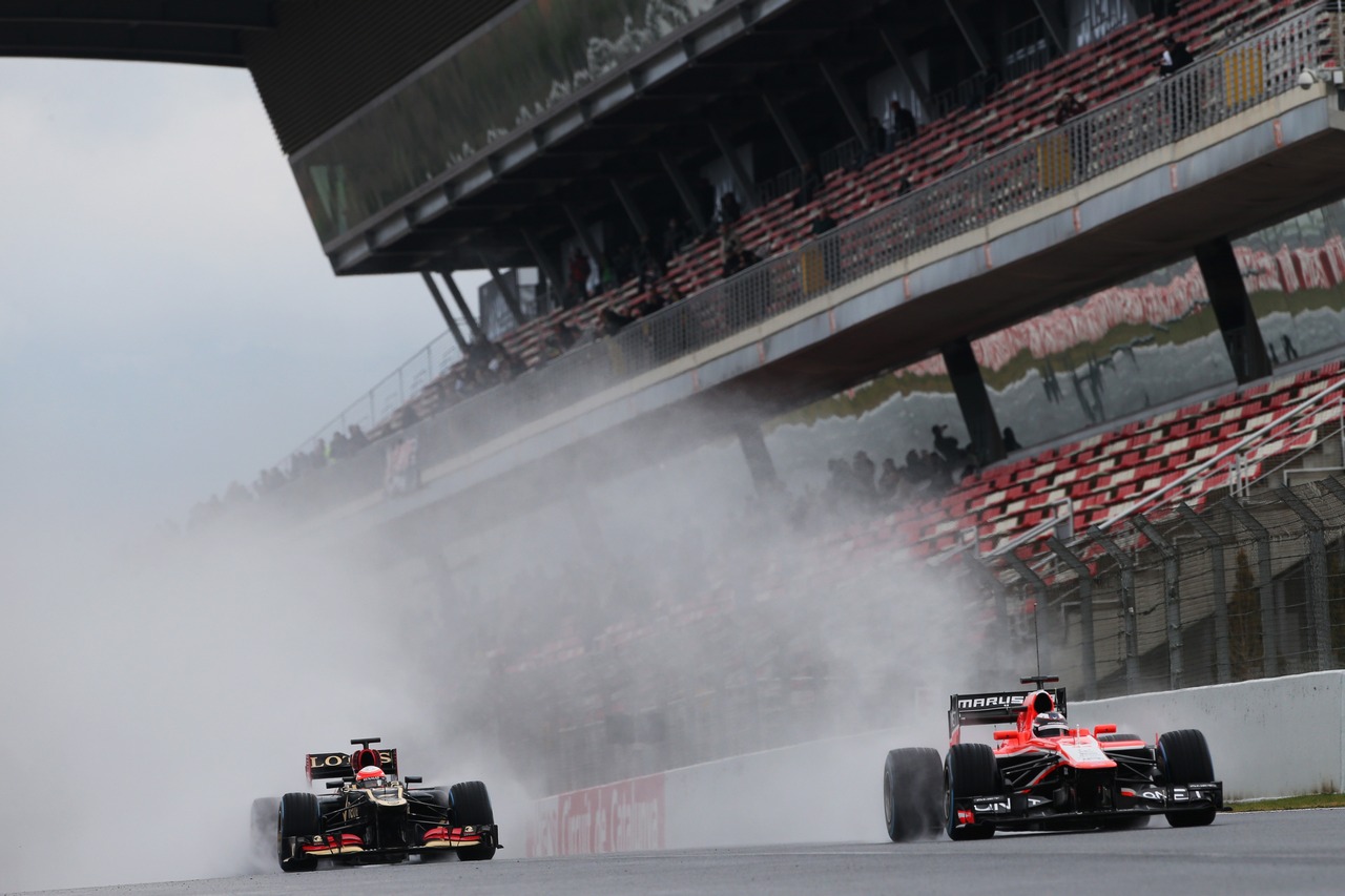 Romain Grosjean (FRA) Lotus F1 E21 and Max Chilton (GBR) Marussia F1 Team MR02.
28.02.2013. 