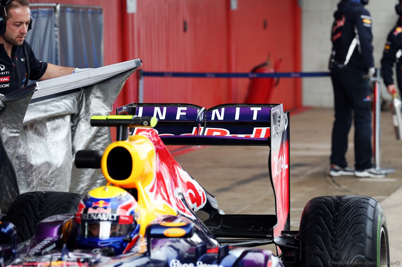 Mark Webber (AUS) Red Bull Racing RB9 rear wing about to be covered by a mechanic.
28.02.2013. 