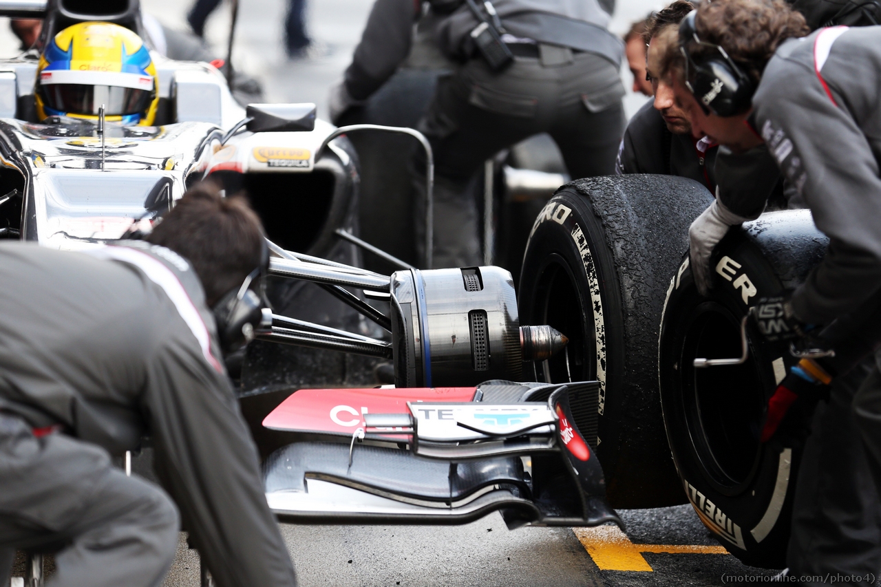 Esteban Gutierrez (MEX) Sauber C32 practices a pit stop.
28.02.2013. 