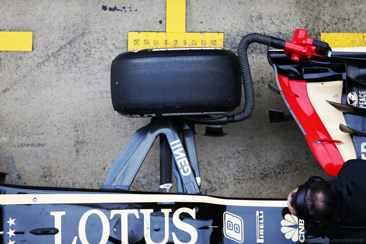Lotus F1 E21 front suspension.
28.02.2013. 