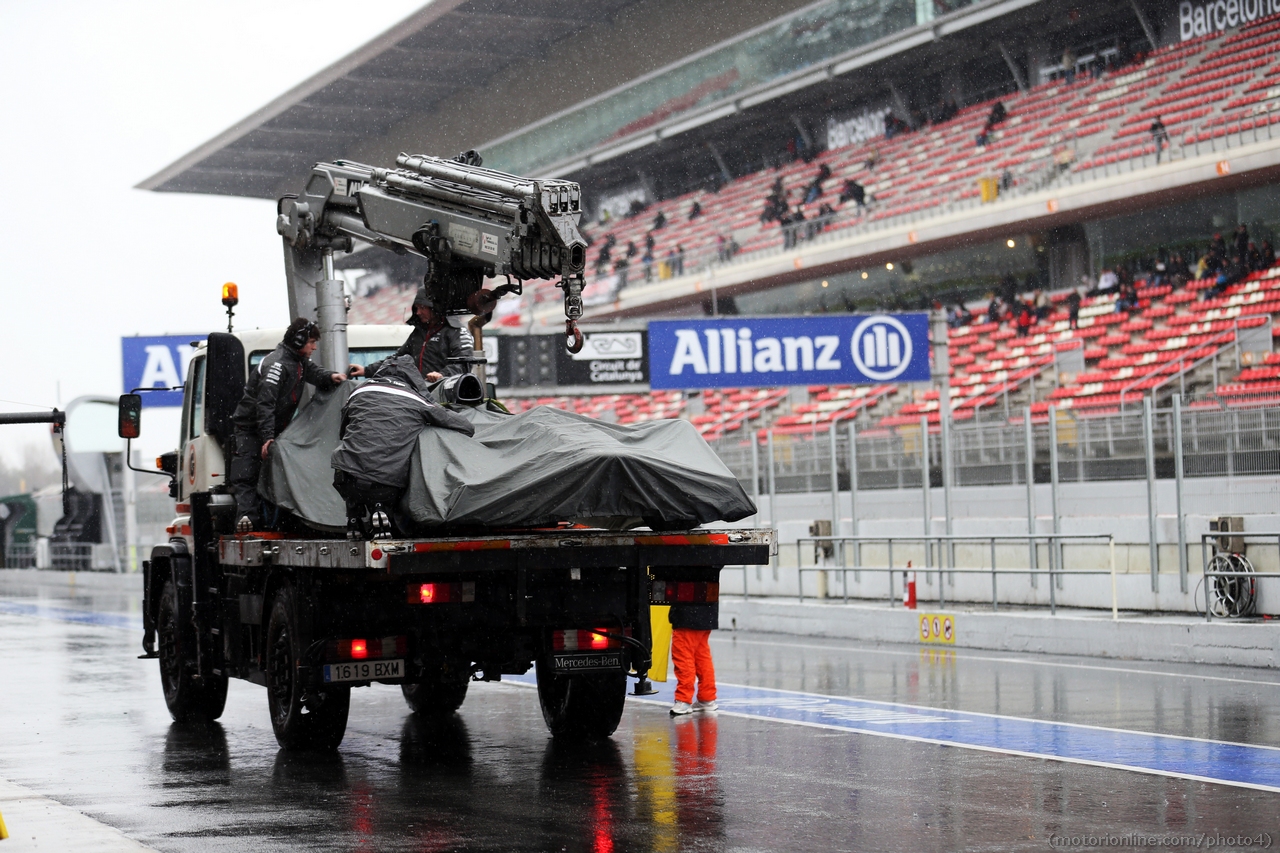 The Sauber C32 of Esteban Gutierrez (MEX) Sauber is recovered back to the pits on the back of a truck.
28.02.2013. 