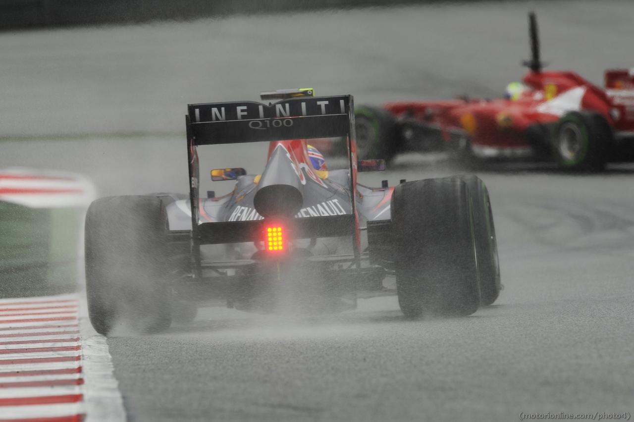 Mark Webber (AUS) Red Bull Racing RB9 chases Felipe Massa (BRA) Ferrari F138.
28.02.2013. 