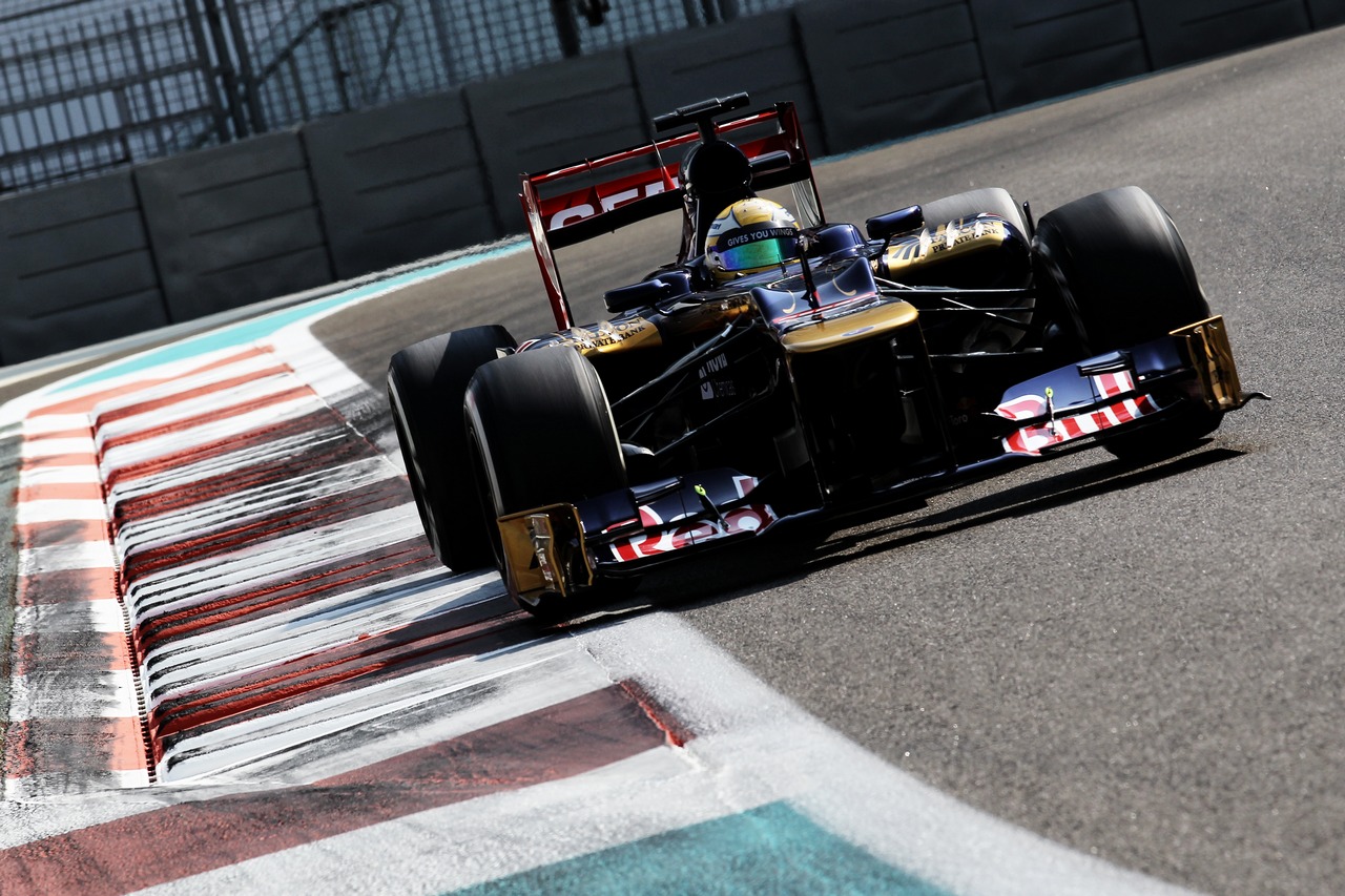 Luiz Razia (BRA) Scuderia Toro Rosso STR7 Test Driver.
06.11.2012. Formula 1 Young Drivers Test, Day 1, Yas Marina Circuit, Abu Dhabi, UAE.
