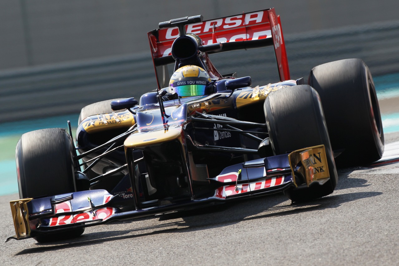 Luiz Razia (BRA) Scuderia Toro Rosso STR7 Test Driver.
06.11.2012. Formula 1 Young Drivers Test, Day 1, Yas Marina Circuit, Abu Dhabi, UAE.

