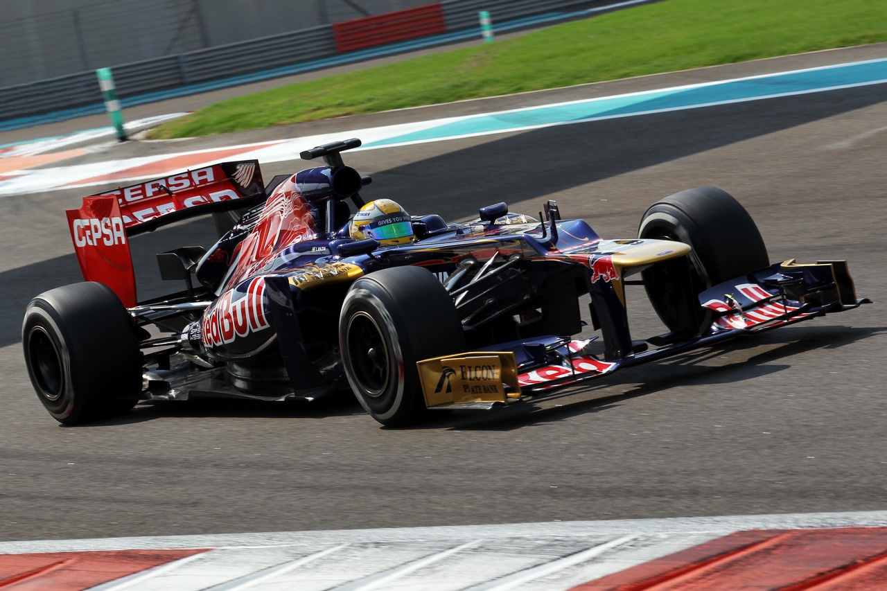 Luiz Razia (BRA) Scuderia Toro Rosso STR7 Test Driver.
06.11.2012. Formula 1 Young Drivers Test, Day 1, Yas Marina Circuit, Abu Dhabi, UAE.
