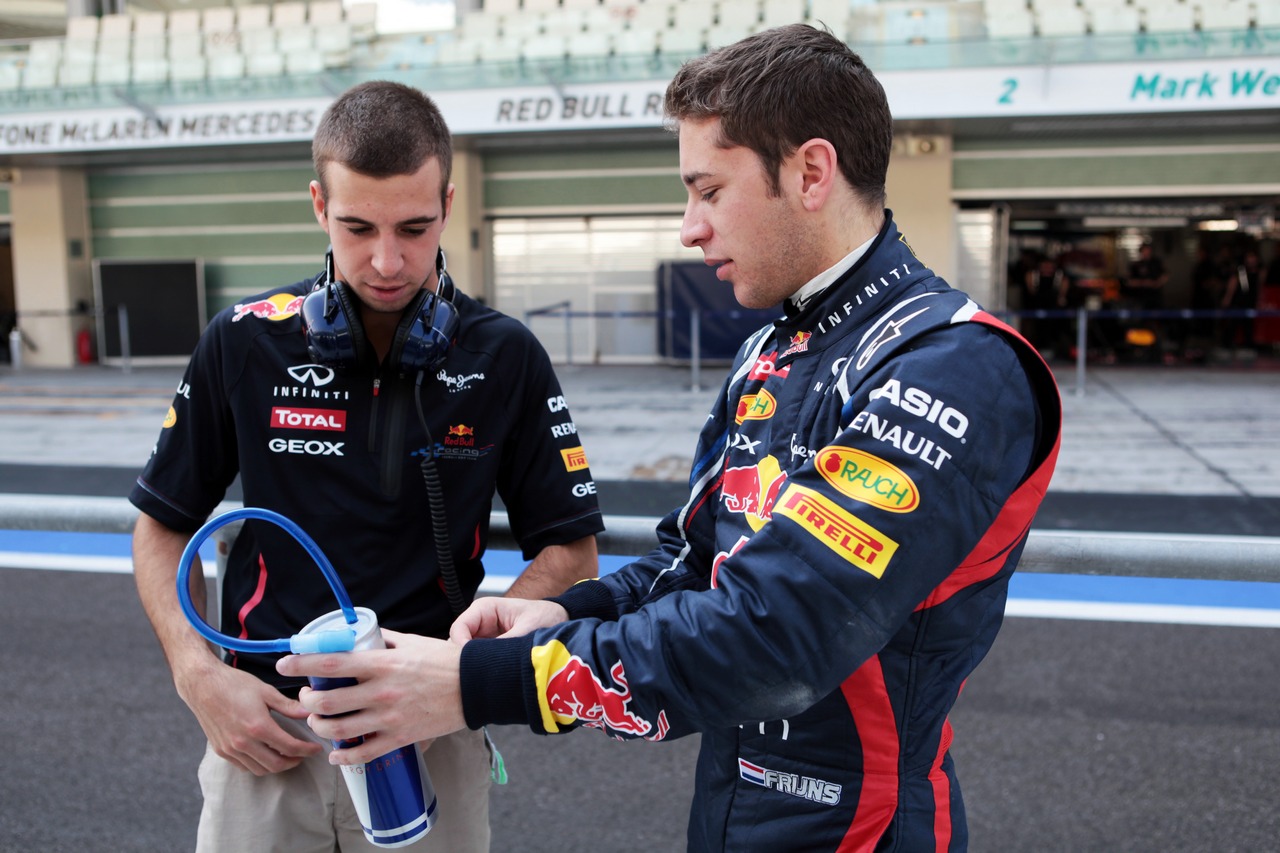 (L to R): Antonio Felix da Costa (POR) Red Bull Racing Test Driver with Robin Frijins (NDL) Red Bull Racing Test Driver.
08.11.2012. Formula 1 Young Drivers Test, Day 3, Yas Marina Circuit, Abu Dhabi, UAE.
