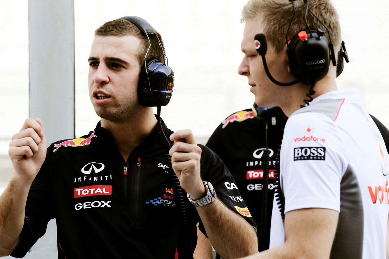 (L to R): Antonio Felix da Costa (POR) Red Bull Racing Test Driver with Kevin Magnussen (DEN) McLaren Test Driver.
08.11.2012. Formula 1 Young Drivers Test, Day 3, Yas Marina Circuit, Abu Dhabi, UAE.
