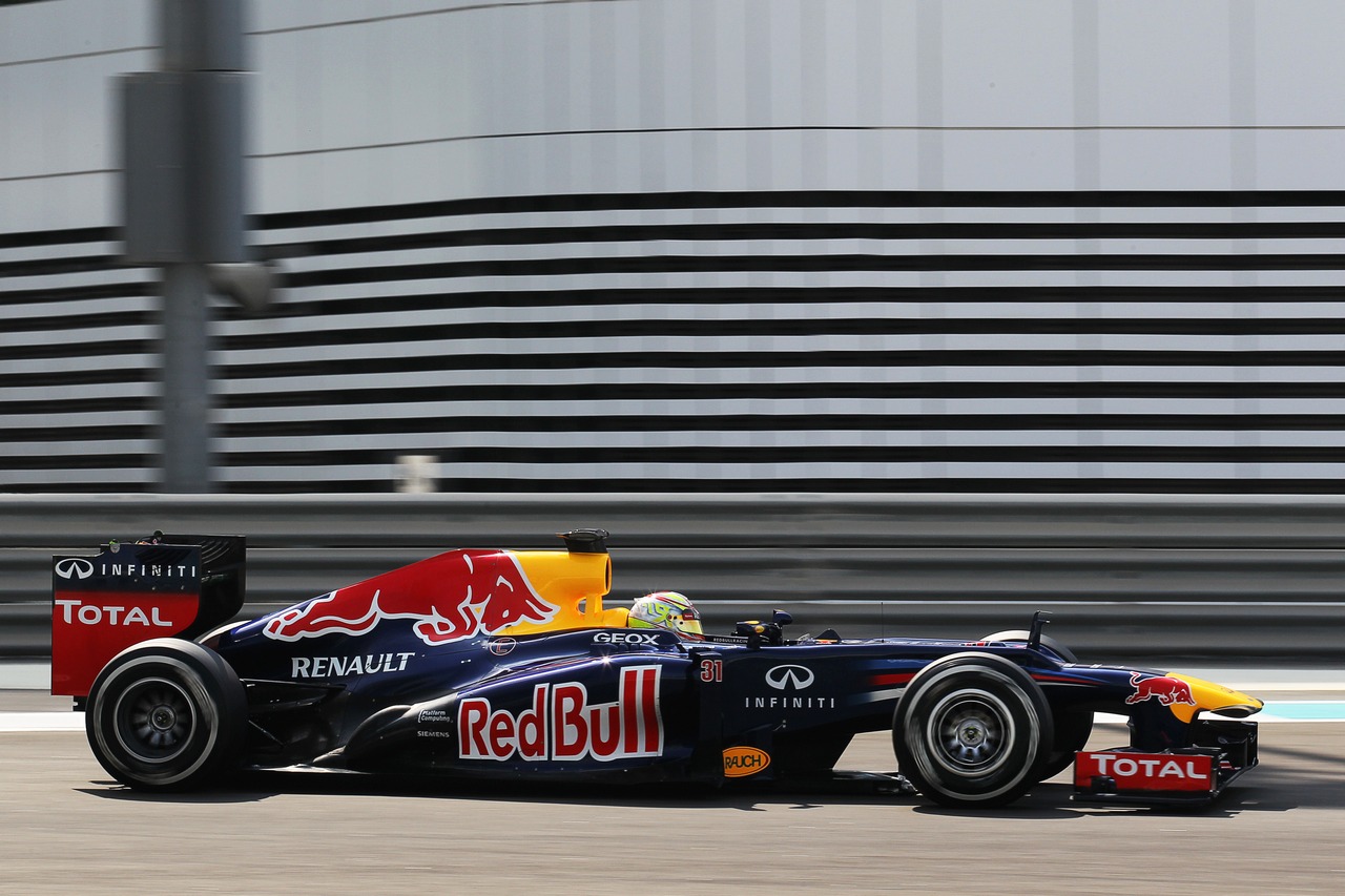 Robin Frijins (NDL) Red Bull Racing RB8 Test Driver.
08.11.2012. Formula 1 Young Drivers Test, Day 3, Yas Marina Circuit, Abu Dhabi, UAE.
