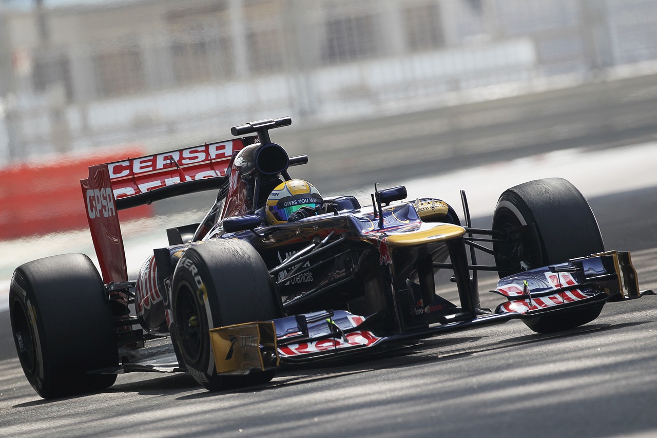 Luiz Razia (BRA) Scuderia Toro Rosso STR7 Test Driver.
08.11.2012. Formula 1 Young Drivers Test, Day 3, Yas Marina Circuit, Abu Dhabi, UAE.
