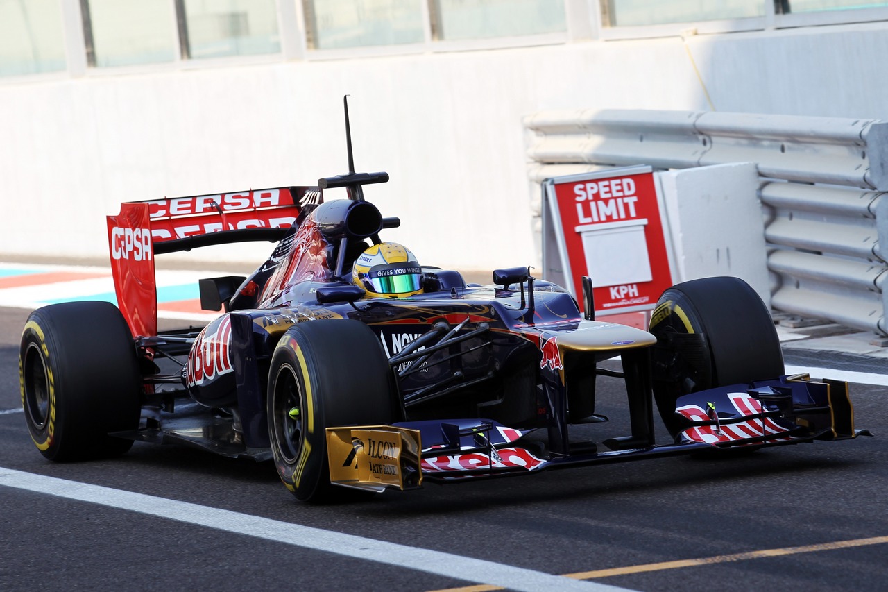 Luiz Razia (BRA) Scuderia Toro Rosso STR7 Test Driver.
08.11.2012. Formula 1 Young Drivers Test, Day 3, Yas Marina Circuit, Abu Dhabi, UAE.
