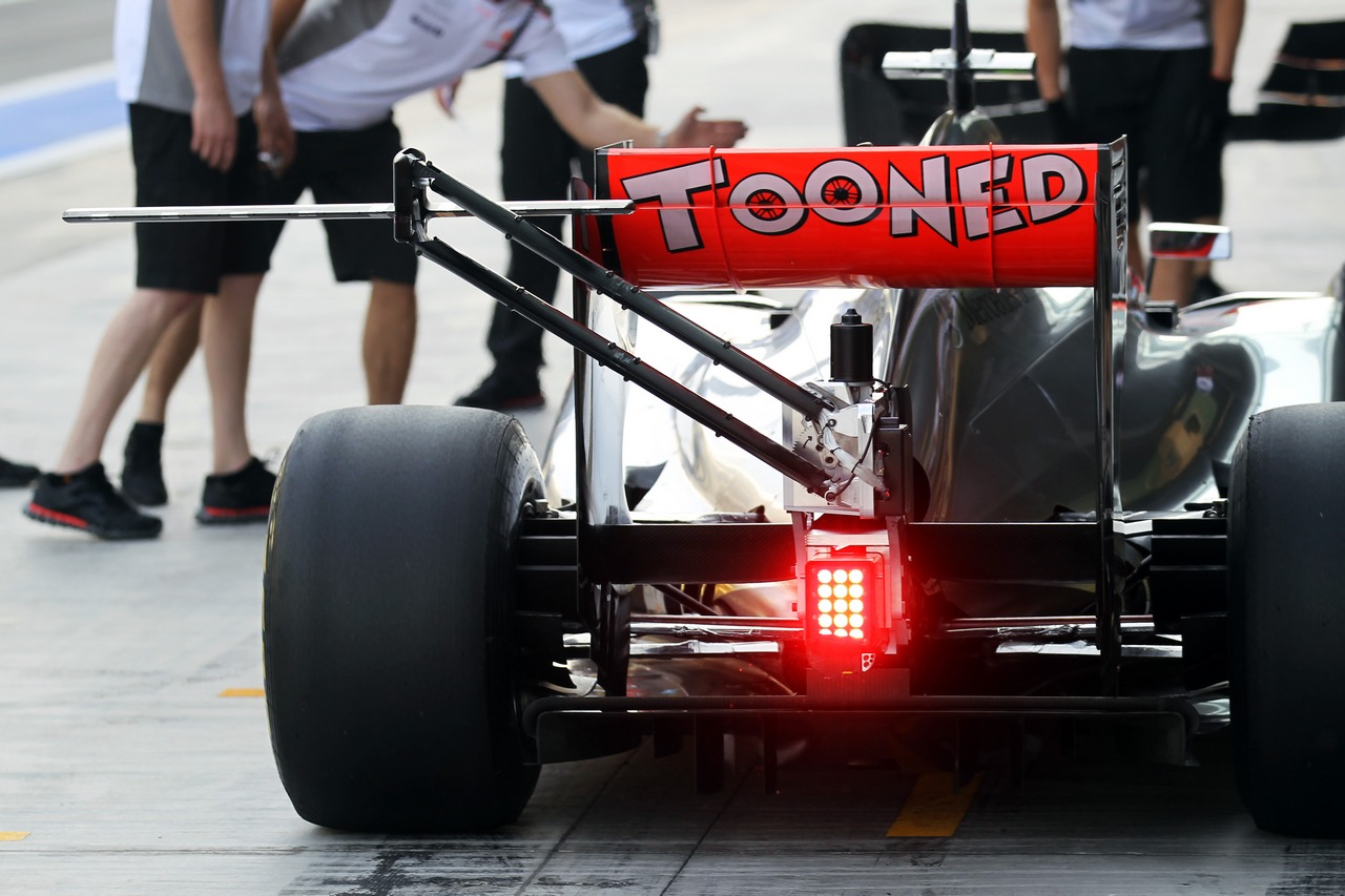 Oliver Turvey (GBR) McLaren McLaren MP4/27 Test Driver running a device on the rear wing.
08.11.2012. Formula 1 Young Drivers Test, Day 3, Yas Marina Circuit, Abu Dhabi, UAE.

