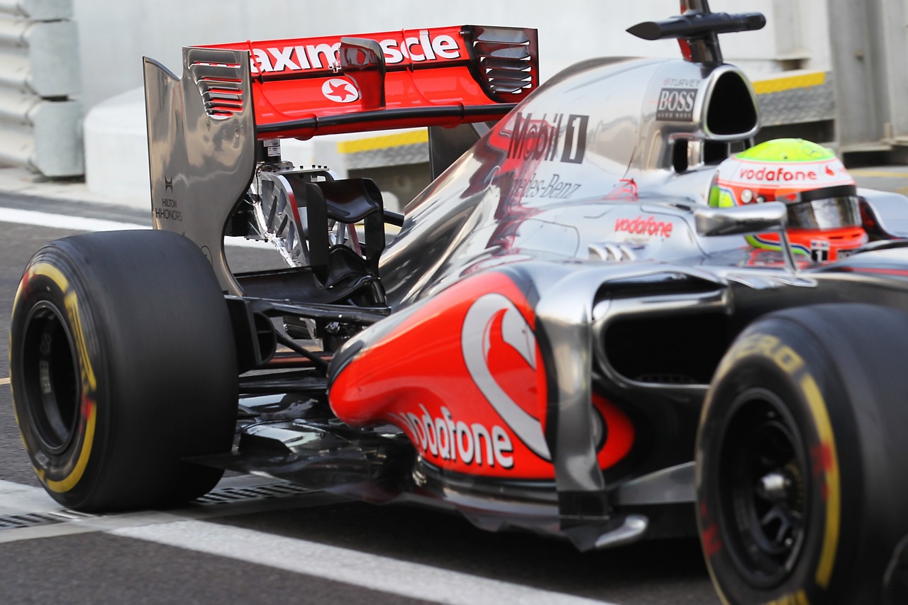 Oliver Turvey (GBR) McLaren McLaren MP4/27 Test Driver running a device on the rear wing.
08.11.2012. Formula 1 Young Drivers Test, Day 3, Yas Marina Circuit, Abu Dhabi, UAE.
