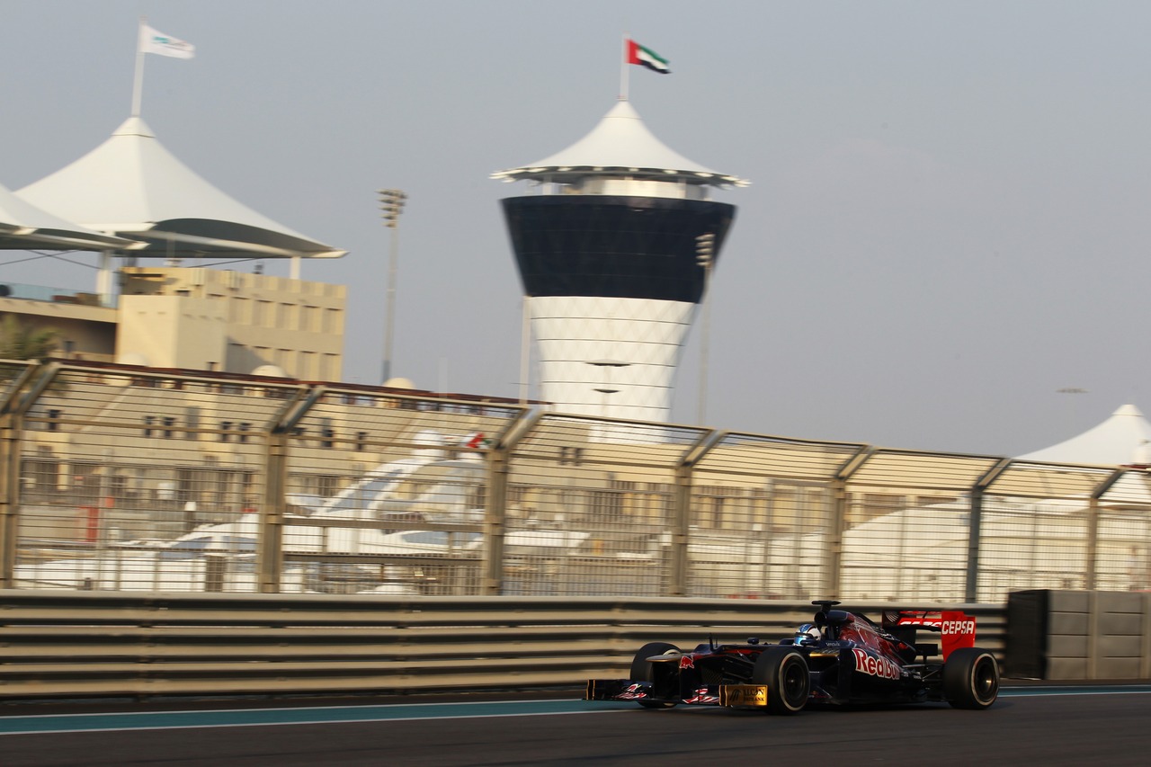 Johnny Cecotto Jr Scuderia Toro Rosso STR7 Test Driver.
07.11.2012. Formula 1 Young Drivers Test, Day 2, Yas Marina Circuit, Abu Dhabi, UAE.
