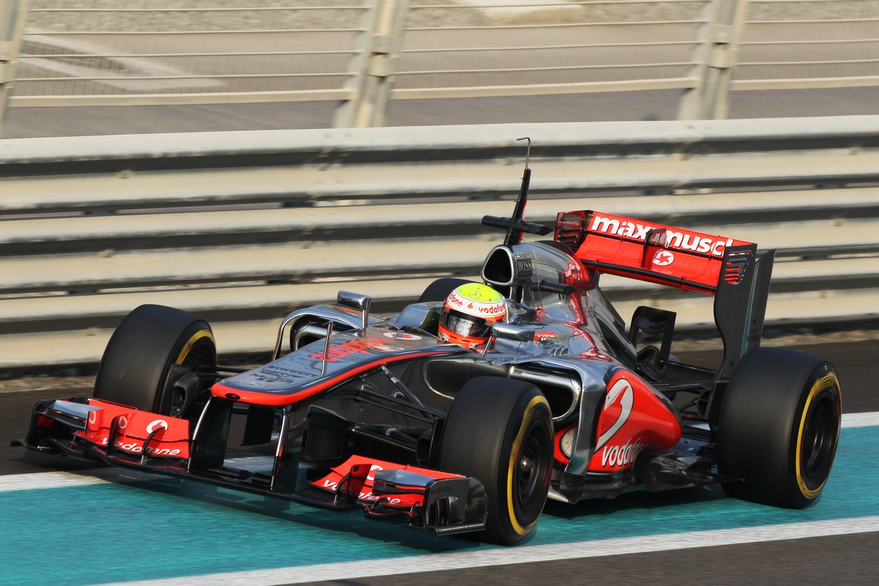 Oliver Turvey (GBR) McLaren McLaren MP4/27 Test Driver.
07.11.2012. Formula 1 Young Drivers Test, Day 2, Yas Marina Circuit, Abu Dhabi, UAE.
