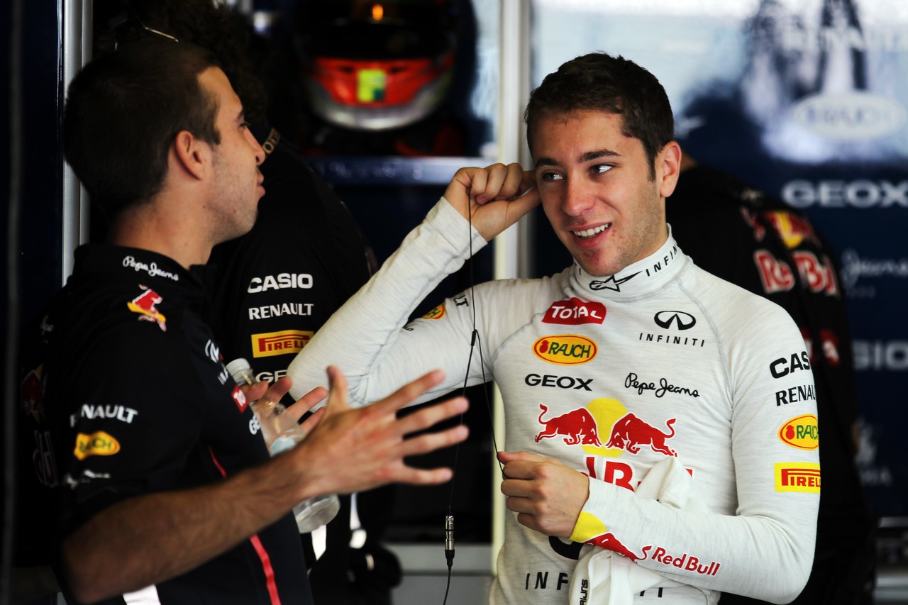 (L to R): Antonio Felix da Costa (POR) Red Bull Racing Test Driver with Robin Frijins (NDL) Red Bull Racing Test Driver.
08.11.2012. Formula 1 Young Drivers Test, Day 3, Yas Marina Circuit, Abu Dhabi, UAE.
