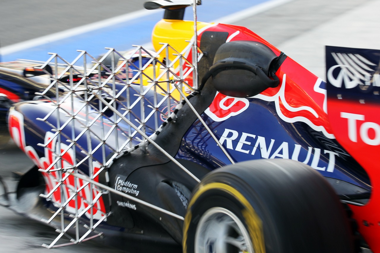 Antonio Felix da Costa (POR) Red Bull Racing RB8 Test Driver running sensor equipment.
06.11.2012. Formula 1 Young Drivers Test, Day 1, Yas Marina Circuit, Abu Dhabi, UAE.
