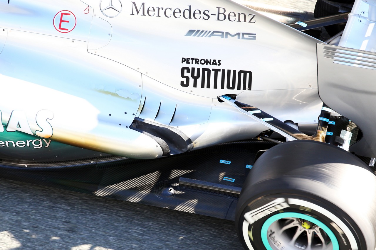 Mercedes AMG F1 W04 rear suspension and exhaust running temperature sensors, showing scorched sidepod.
07.02.2013. 