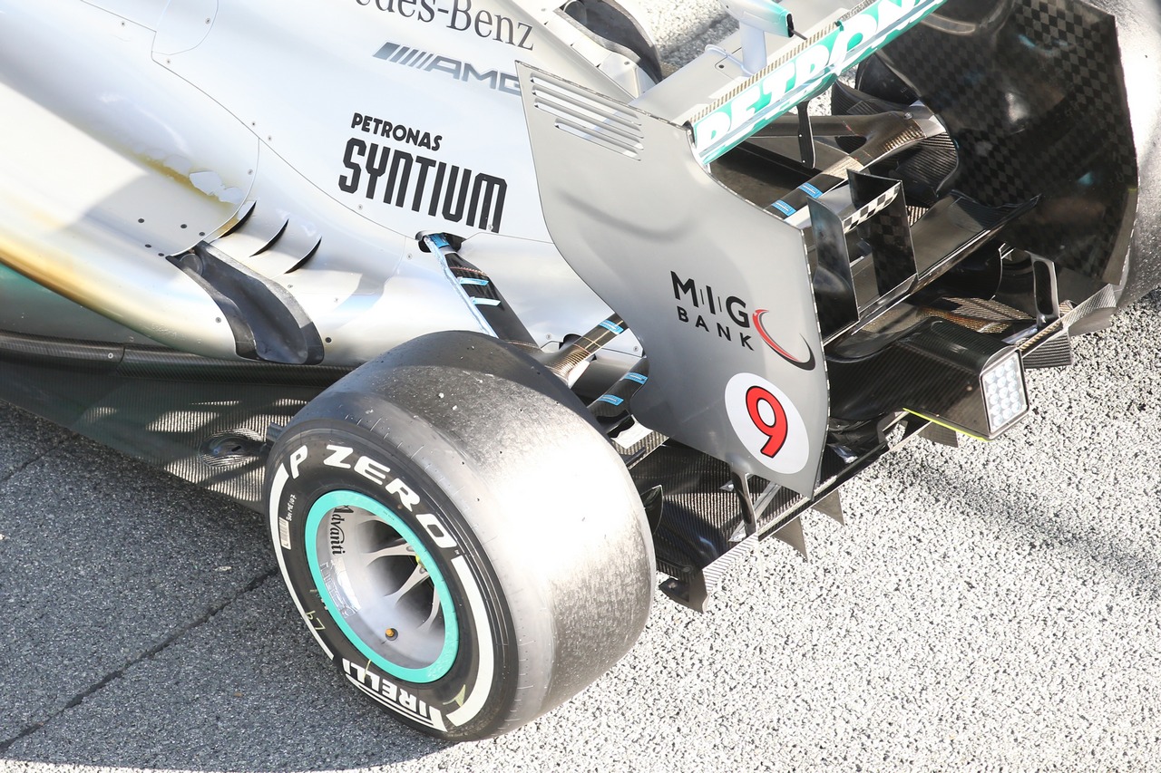 Mercedes AMG F1 W04 rear suspension and exhaust running temperature sensors, showing scorched sidepod.
07.02.2013. 