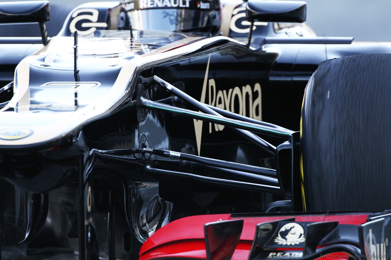 Lotus F1 E21 front suspension.
08.02.2013. 
