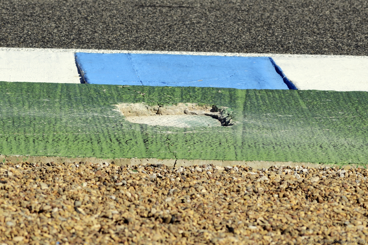 A hole formed at the exit of turns 9 and ten which caused testing to be temporarily halted.
08.02.2013. 