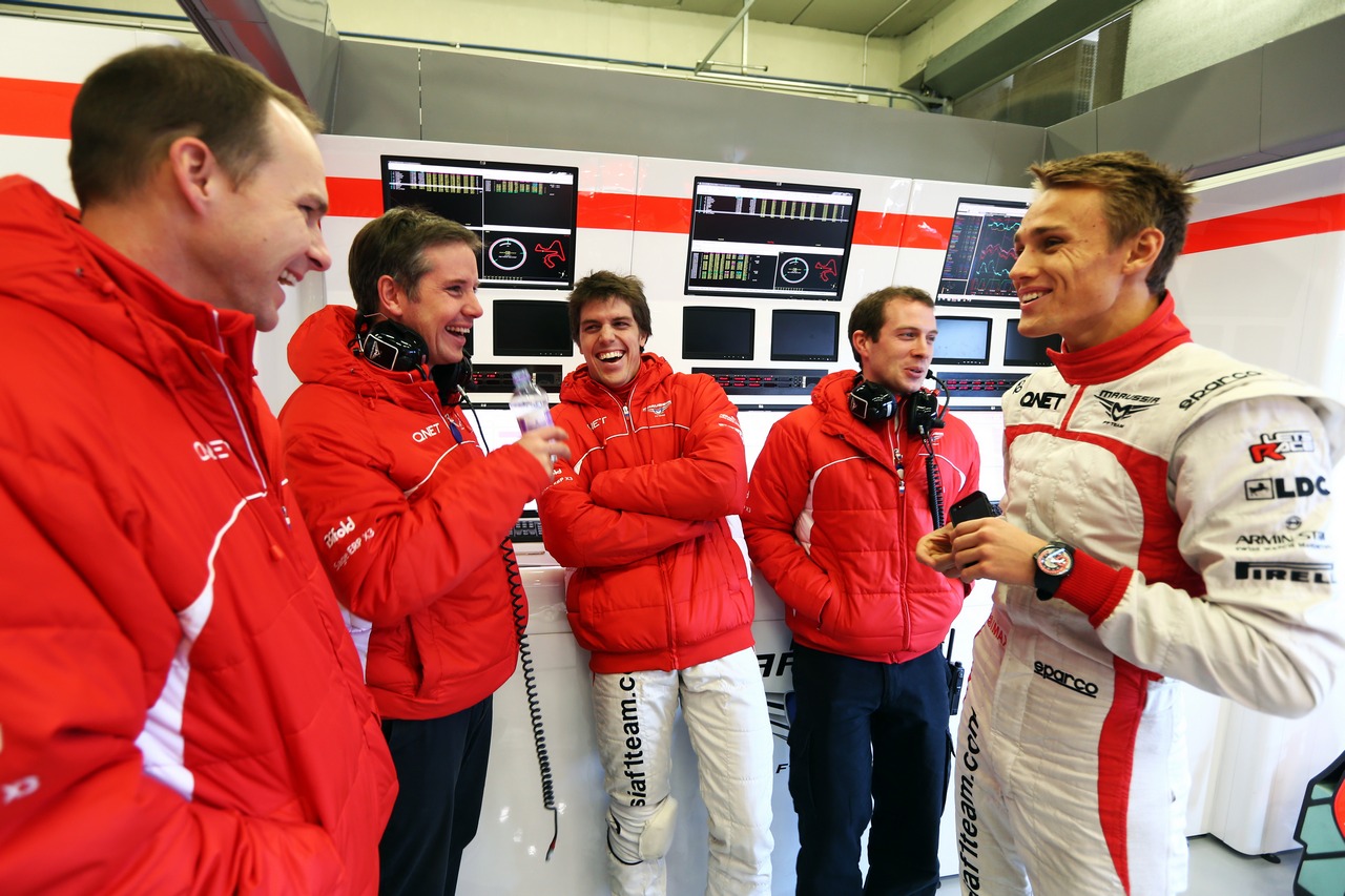 Luiz Razia (BRA) Marussia F1 Team und Teamkollege Max Chilton (GBR) Marussia F1 Team mit Ingenieuren. 08.02.2013.