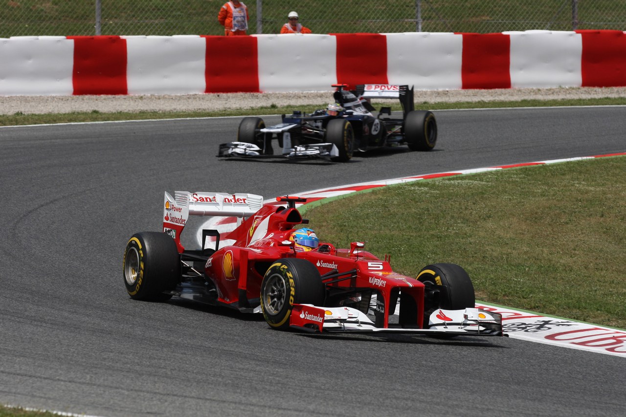13.05.2012- Race, Fernando Alonso (ESP) Scuderia Ferrari F2012 leads Pastor Maldonado (VEN) Williams F1 Team FW34 