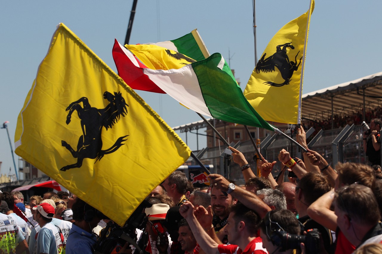 24.06.2012- Race, Mechanics celebrate the victory of Fernando Alonso (ESP) Scuderia Ferrari F2012 