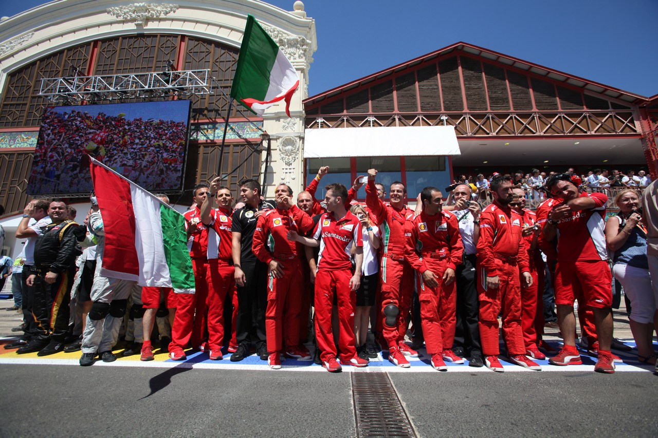 24.06.2012- Race, Mechanics Scuderia Ferrari  celebrate the victory of Fernando Alonso (ESP) Scuderia Ferrari F2012