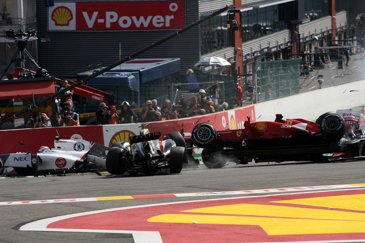 02.09.2012- Race, Start of the race, Crash, Romain Grosjean (FRA) Lotus F1 Team E20 and Fernando Alonso (ESP) Scuderia Ferrari F2012 