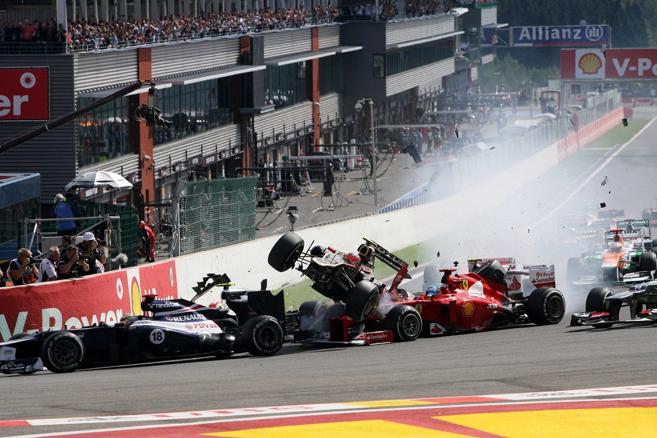 02.09.2012- Race, Start of the race, Crash, Romain Grosjean (FRA) Lotus F1 Team E20 and Fernando Alonso (ESP) Scuderia Ferrari F2012